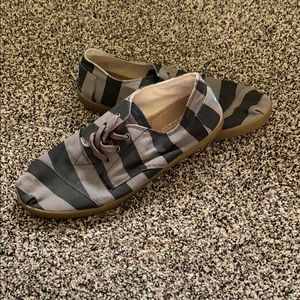 Black and grey toms men’s shoes